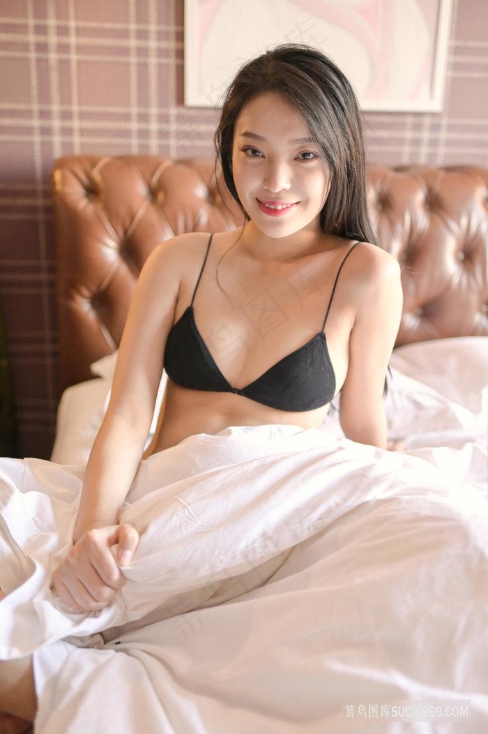 美女露着**光胸光屁屁还趴着打光屁