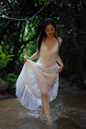 一线天粉嫩喷水极品虎白女
